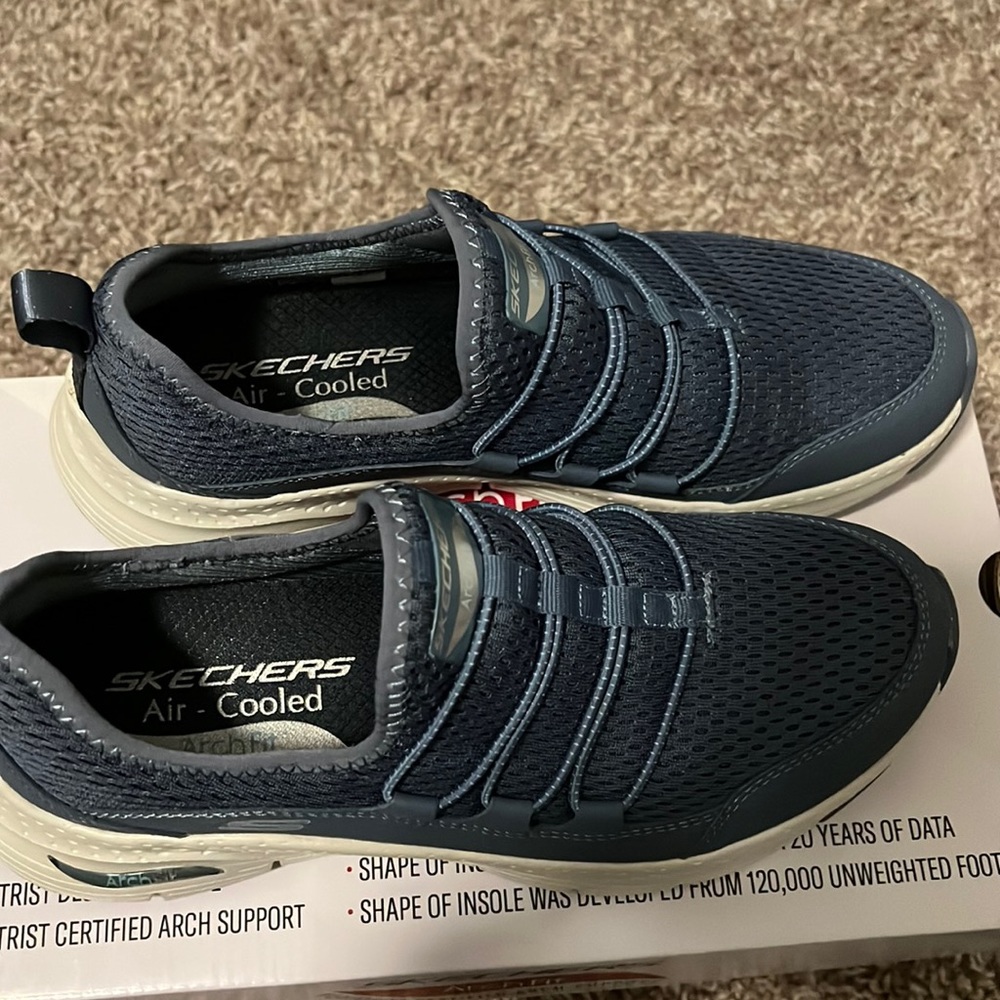 Skechers Archfit Rainbow View in a Navy